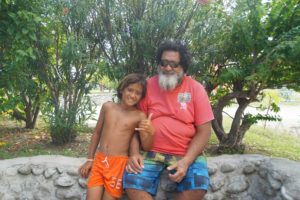 Freundliche Bewohner der Insel Fakarava, Französisch Polynesien