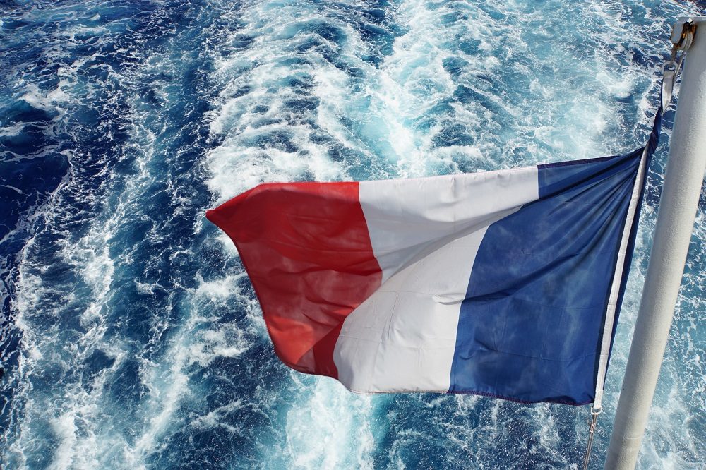 Französische Flagge im Fahrtwind der ARANUI 5