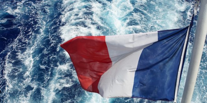 Französische Flagge im Fahrtwind der ARANUI 5