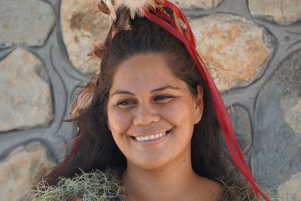 Junge Frau in traditioneller Kleidung auf Ua Pou