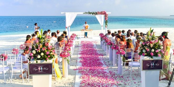 Romantische Hochzeitszeremonie am Strand